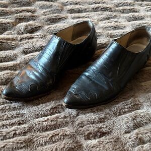 Vintage 1990's Women's Black Pointed Toe Ankle Booties with Subtle Stitching